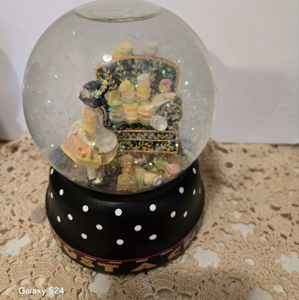 Mary Engelbreit “Life is Just a Chair of Bowlies”  Musical Snow Globe 2001